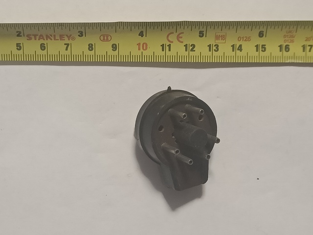 Plug<br>8pin Octal only 6pins